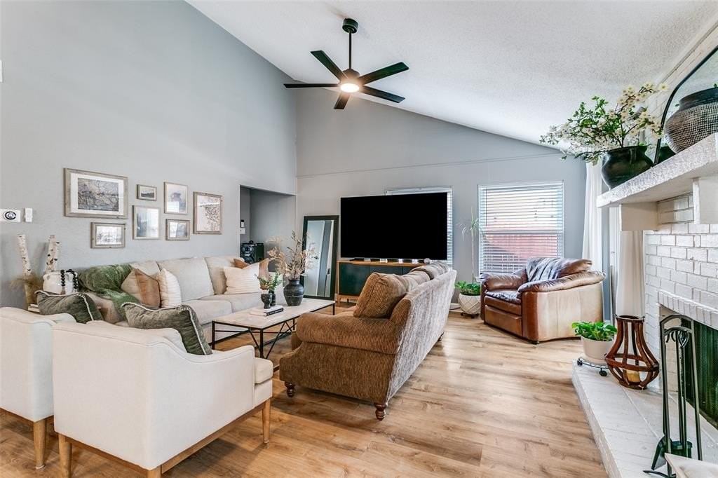 2001 Embassy Way - Photo 2 of 12