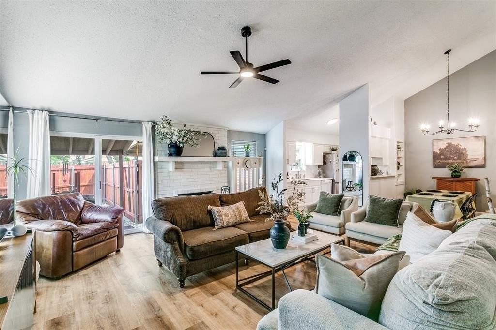 2001 Embassy Way - Photo 3 of 12