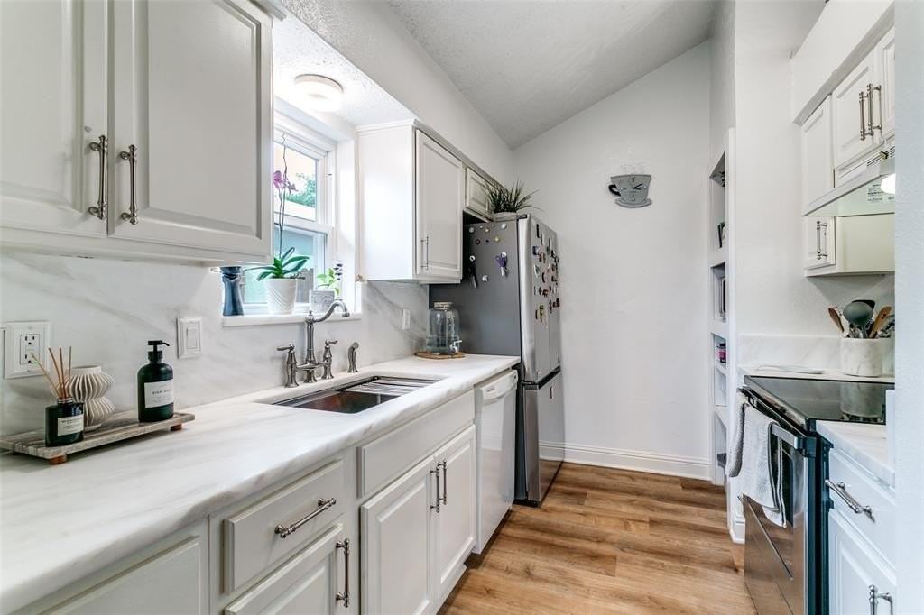 2001 Embassy Way - Photo 4 of 12