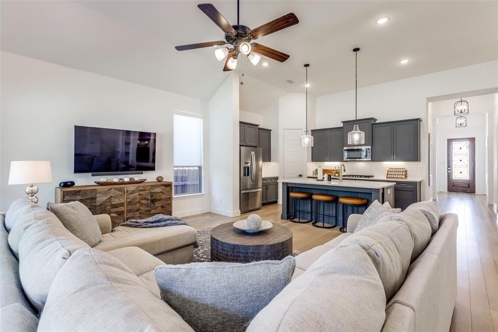 8221 Legacy Oak Dr - Photo 5 of 25