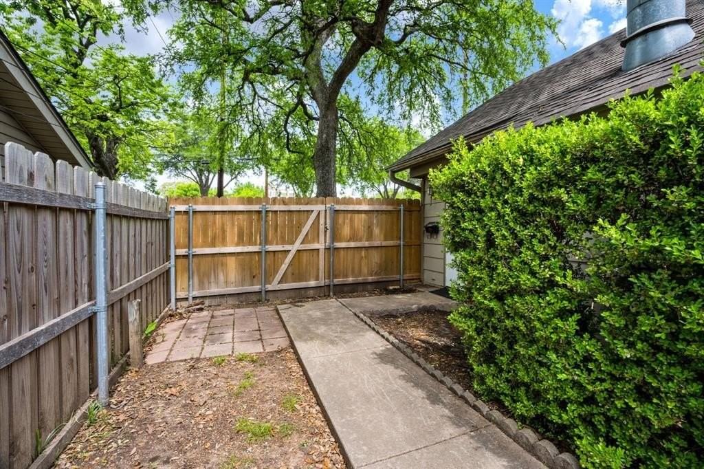 1108 W Houston St - Photo 2 of 16