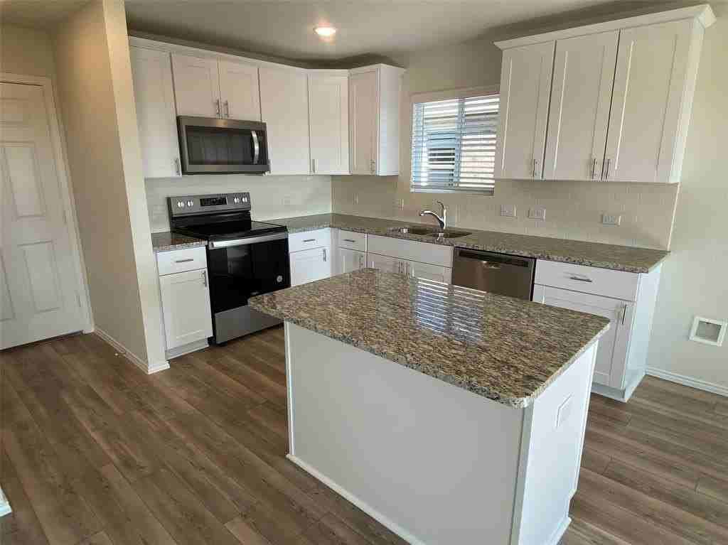 4533 Greenham Ln - Photo 3 of 26