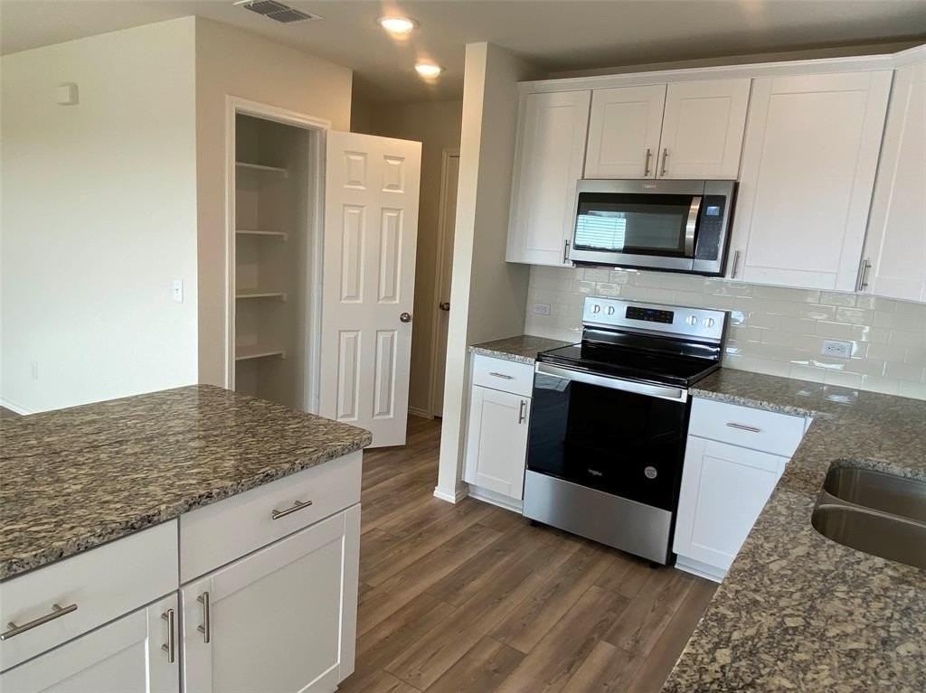 4533 Greenham Ln - Photo 6 of 26