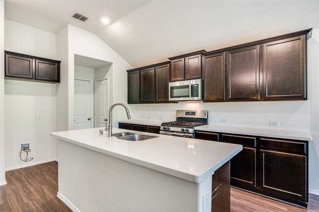 2070 Alamandine Ave - Photo 4 of 21