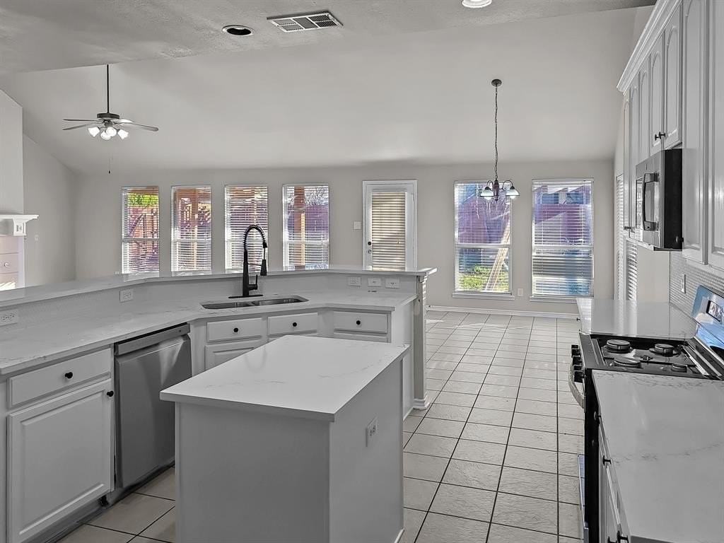 8001 Twin Oaks Dr - Photo 2 of 17