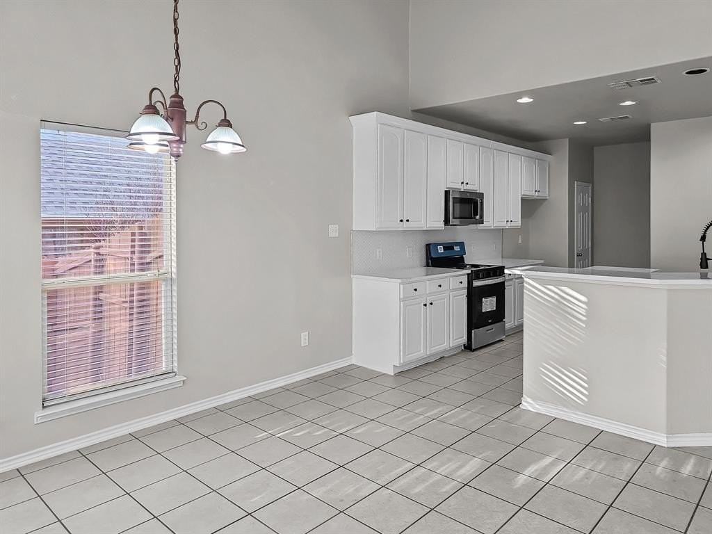 8001 Twin Oaks Dr - Photo 4 of 17