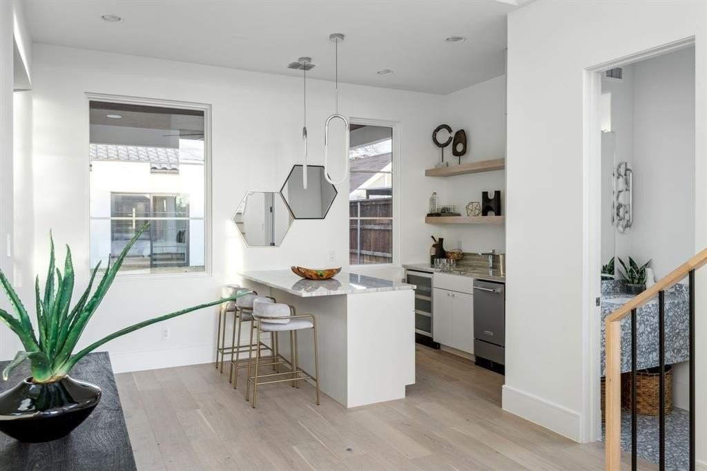 7526 Kenwell St - Photo 2 of 15