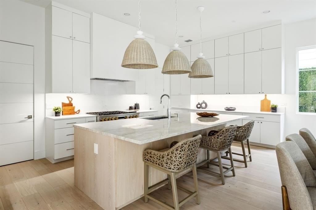 7526 Kenwell St - Photo 4 of 15