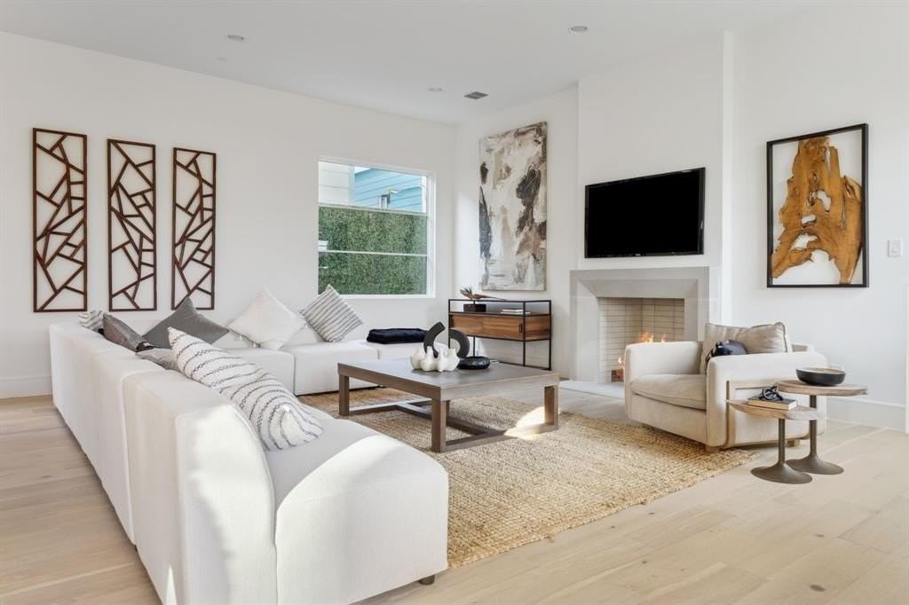 7526 Kenwell St - Photo 6 of 15