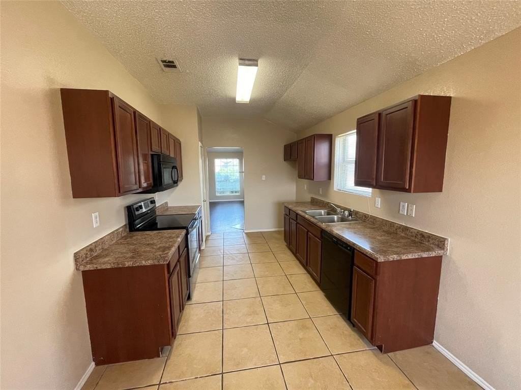 1502 Parrot Ct - Photo 3 of 10