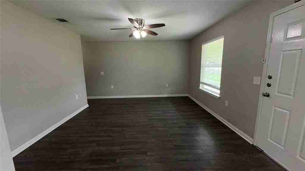 7929 Hull Ave - Photo 3 of 7