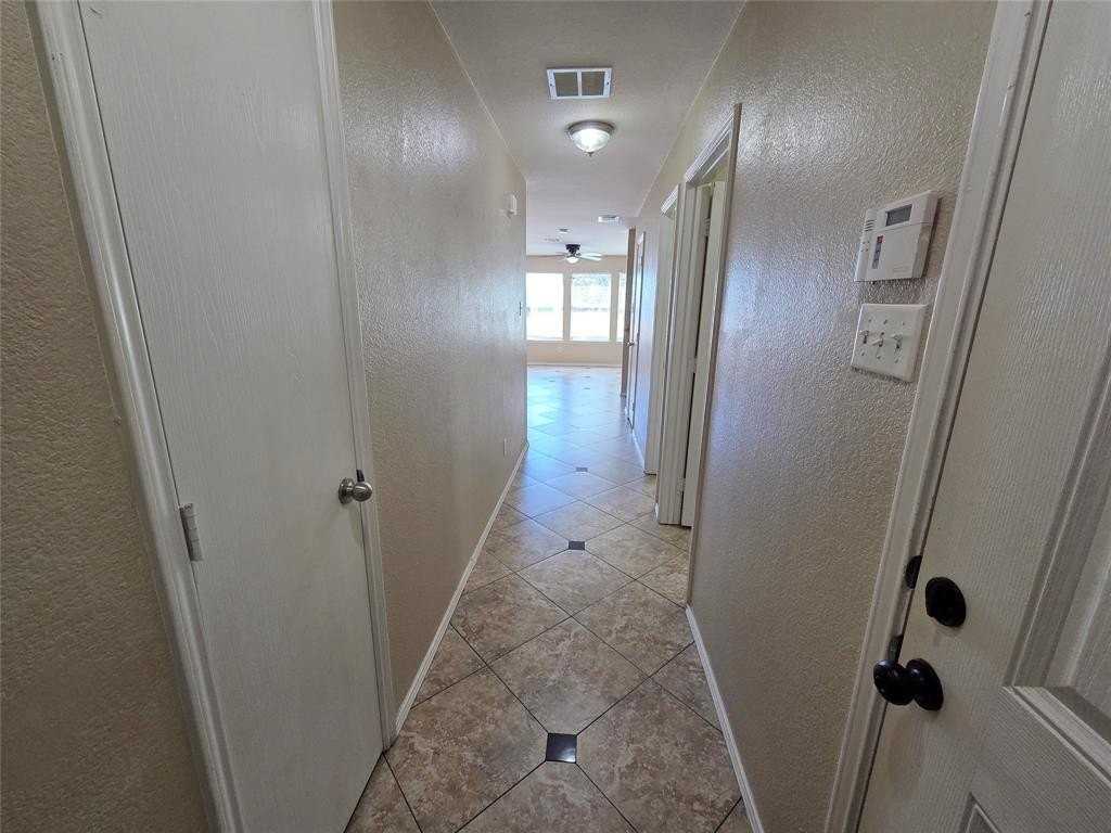 2326 Kingsway Dr - Photo 3 of 19