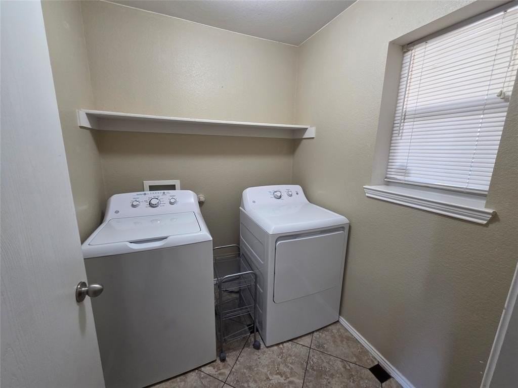 2326 Kingsway Dr - Photo 4 of 19