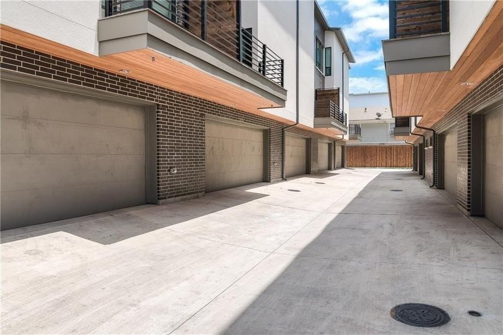 2290 N Fitzhugh Ave #20 - Photo 3 of 25