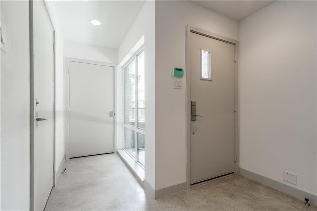 2290 N Fitzhugh Ave #20 - Photo 4 of 25