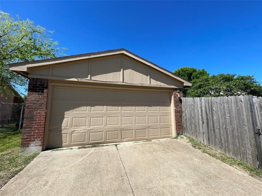 1218 Greenbriar Ln - Photo 3 of 20