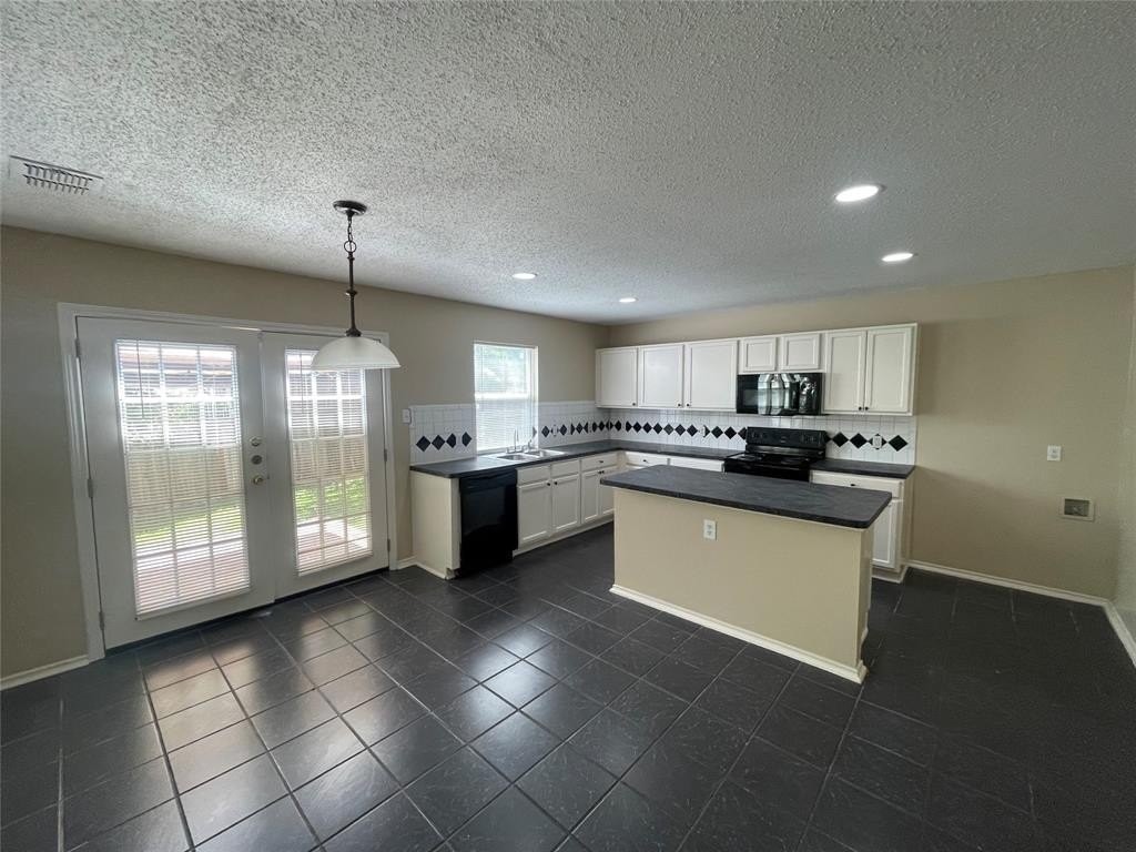 640 Gibson St - Photo 5 of 21