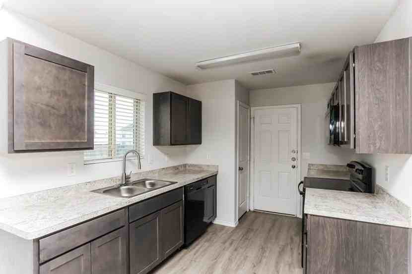 1405 Mark Ln - Photo 3 of 15