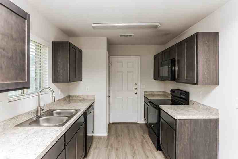 1405 Mark Ln - Photo 4 of 15