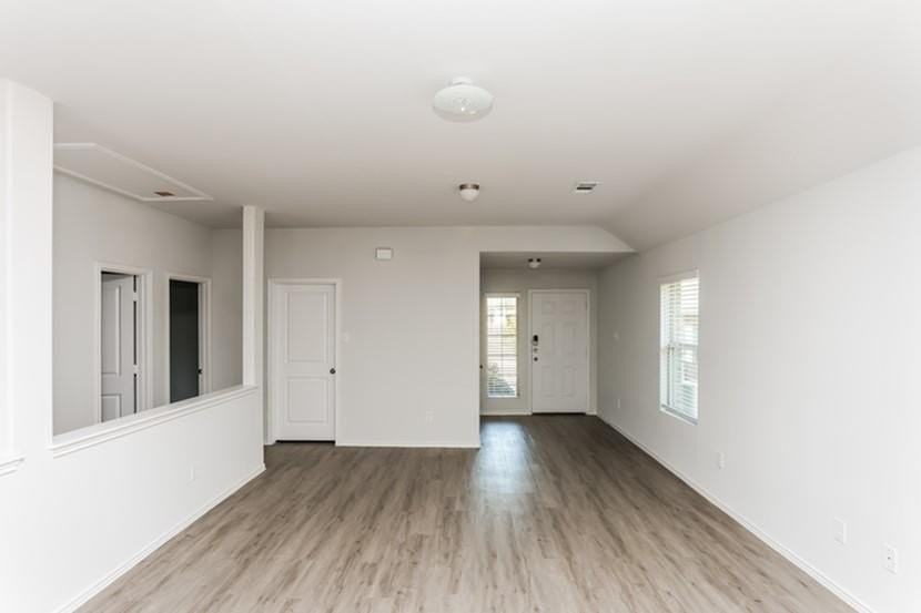 1405 Mark Ln - Photo 6 of 15