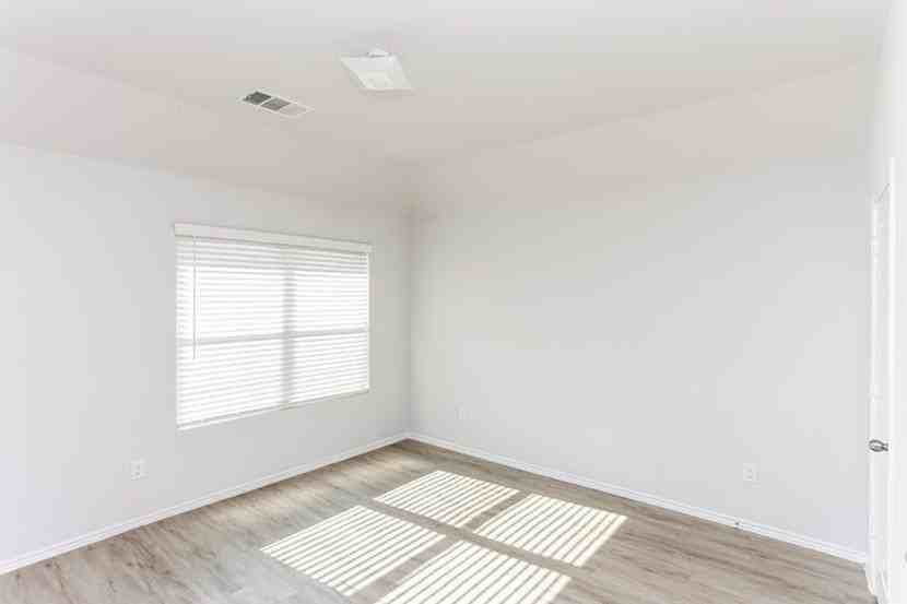 1405 Mark Ln - Photo 7 of 15