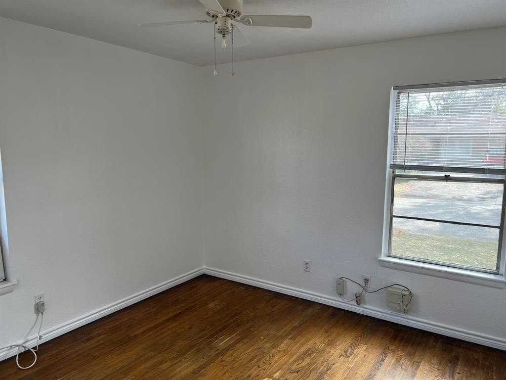 1219 Knight St - Photo 2 of 4