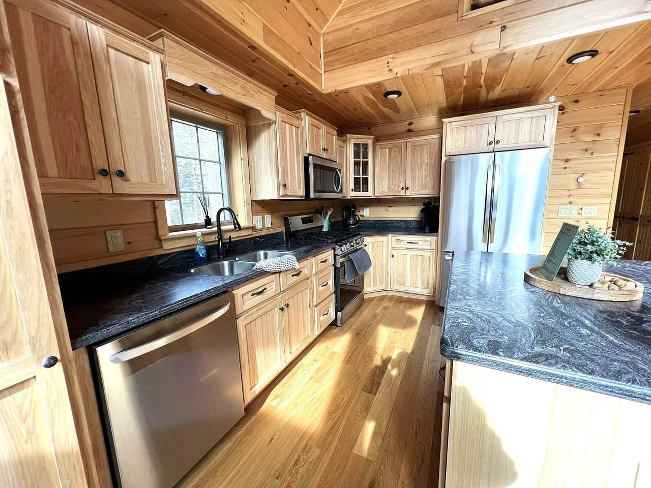 32 Twin Ponds Rd - Photo 4 of 21