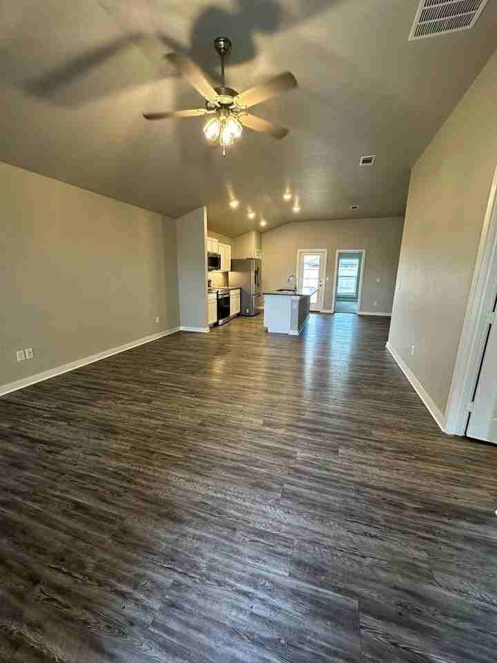 1313 Red Cliff Ave - Photo 3 of 13