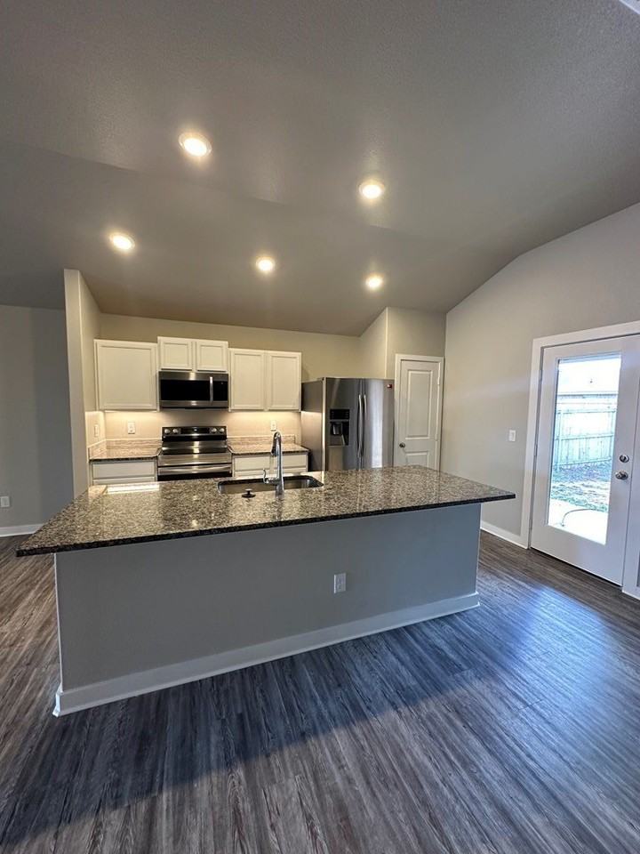 1313 Red Cliff Ave - Photo 4 of 13