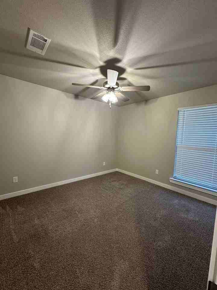 1313 Red Cliff Ave - Photo 7 of 13