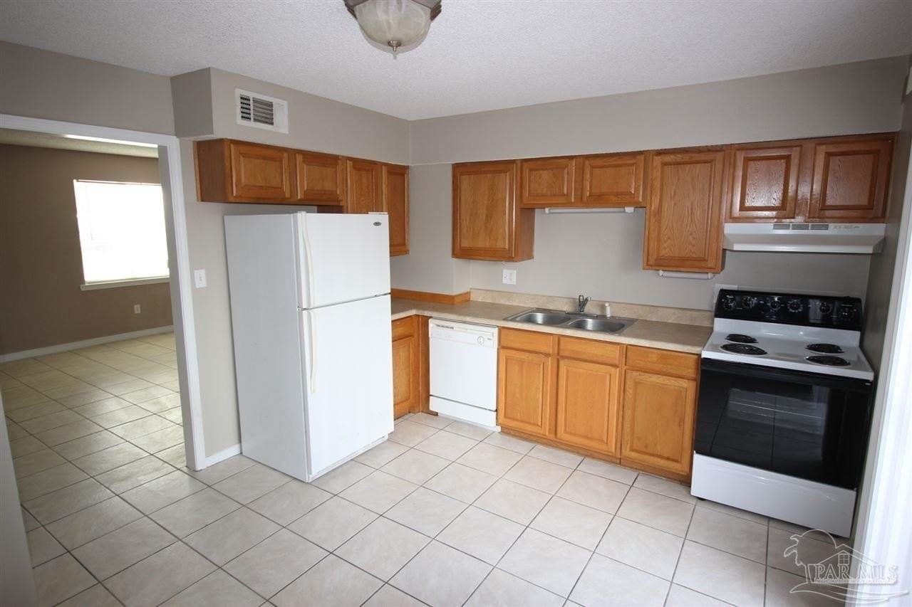 672 S 72nd Ave Apt A - Photo 6 of 12