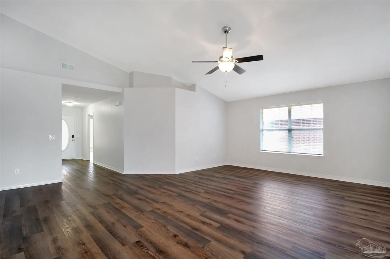 28 Easton St - Photo 3 of 21