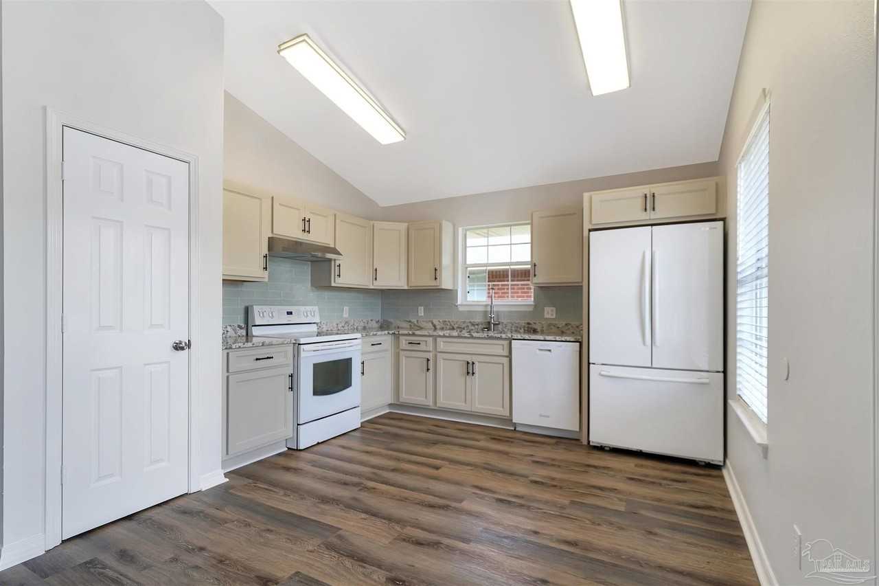 28 Easton St - Photo 6 of 21