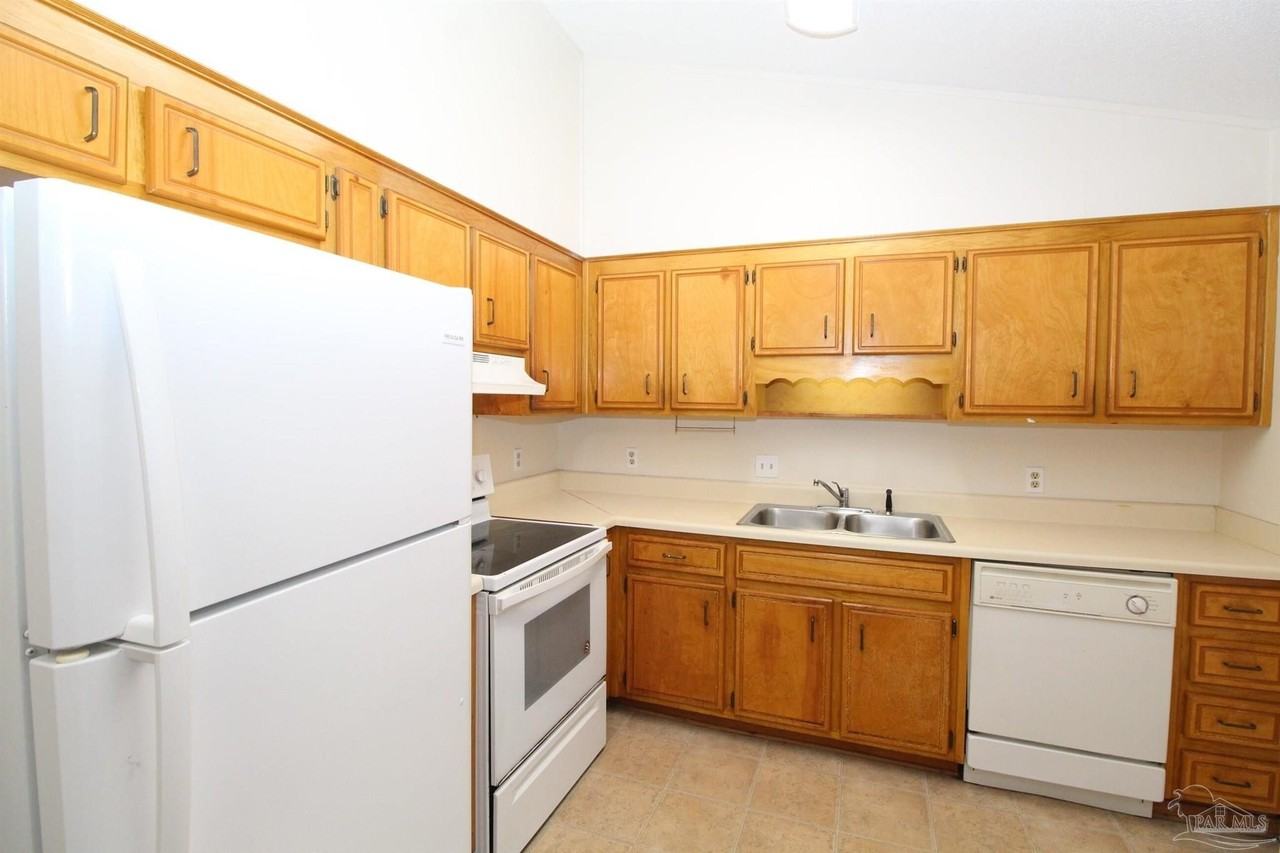 8126 Crystal Wells Pl - Photo 5 of 18