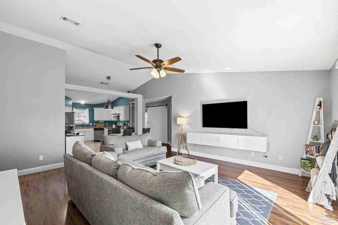 817 Binnacle Pl - Photo 4 of 22