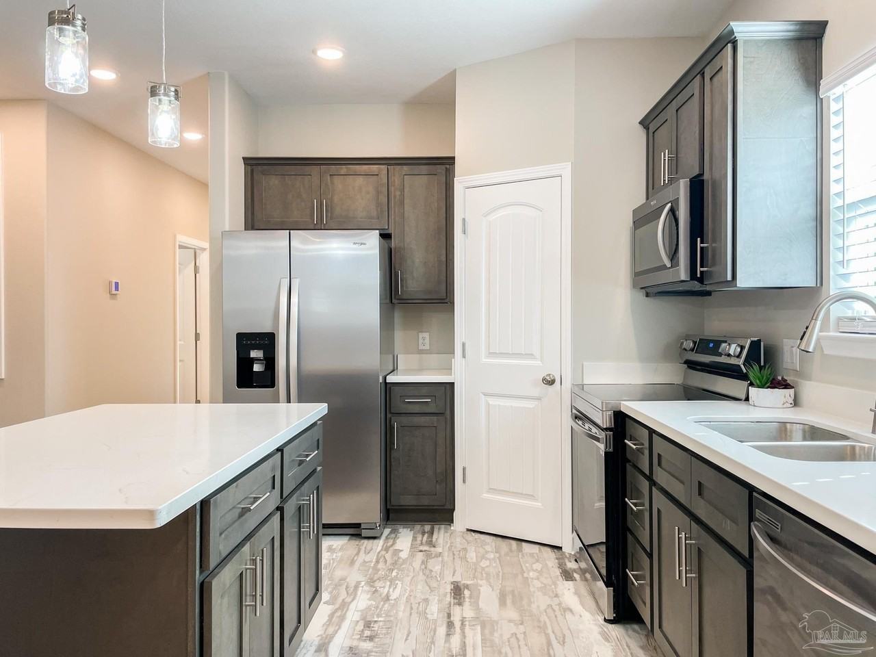 5170 Burlington Ave - Photo 5 of 23