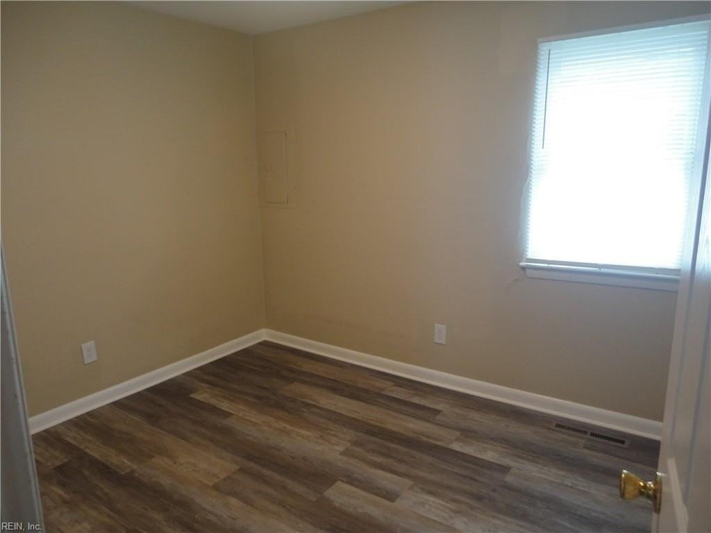 517 21st St #101 - Photo 5 of 9