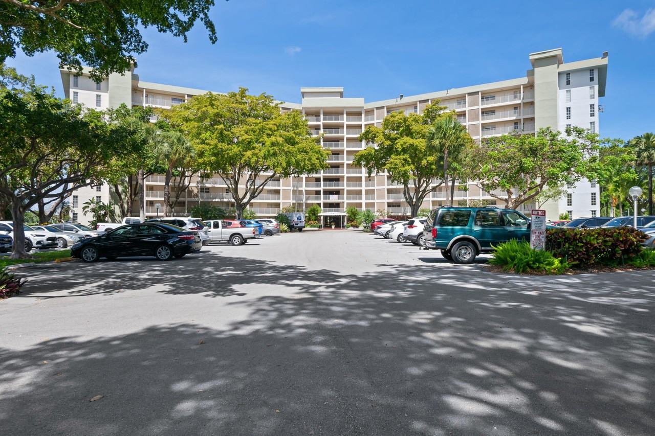 3051 N Course Dr #211