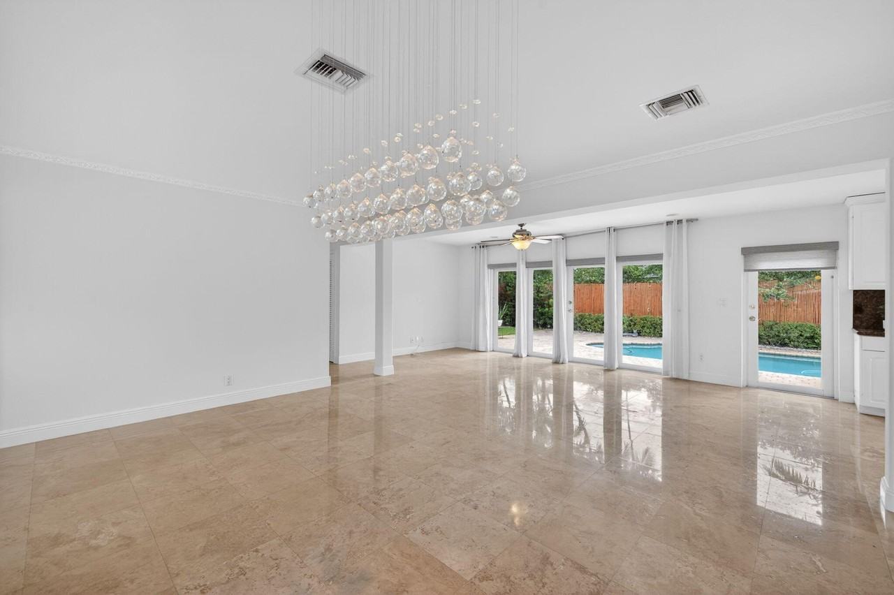 2808 Ne 22nd St - Photo 6 of 47