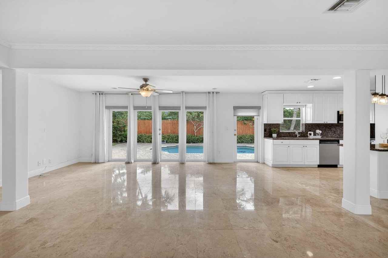 2808 Ne 22nd St - Photo 7 of 47