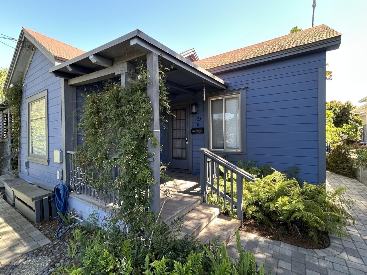 323 W Victoria St Apt B - Photo 2 of 13