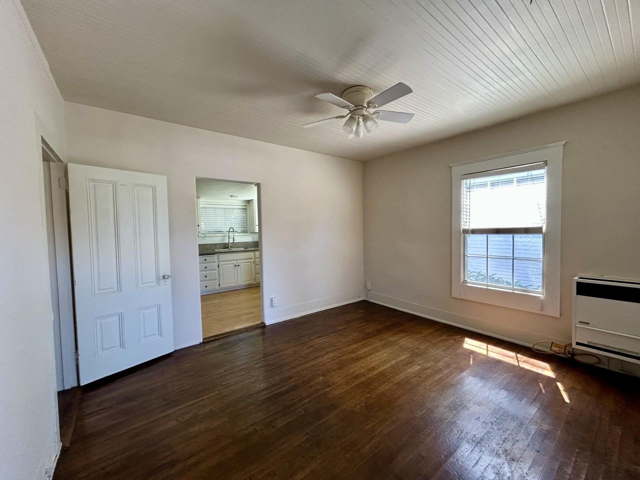 323 W Victoria St Apt B - Photo 4 of 13