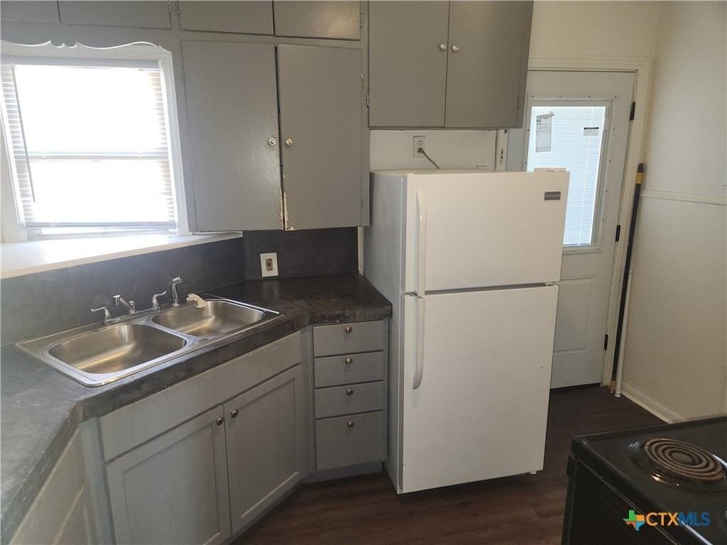 902 S 23rd St - Photo 4 of 8