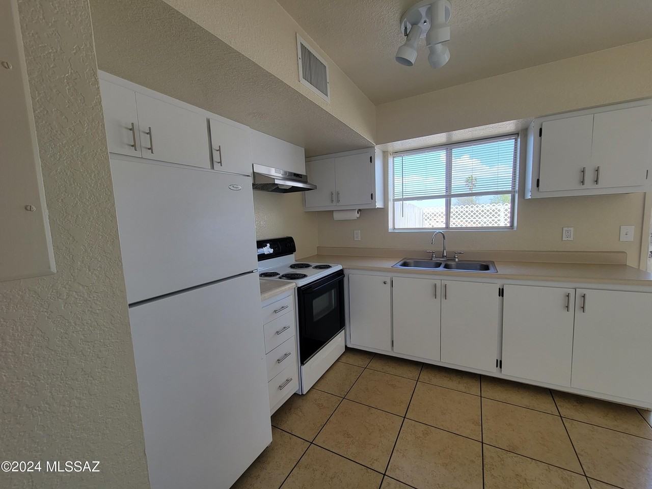 345 E Glenn St Apt 3 - Photo 2 of 20