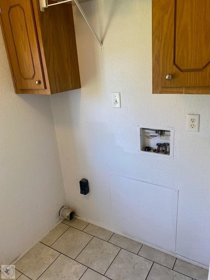 703 S Davis St - Photo 4 of 8