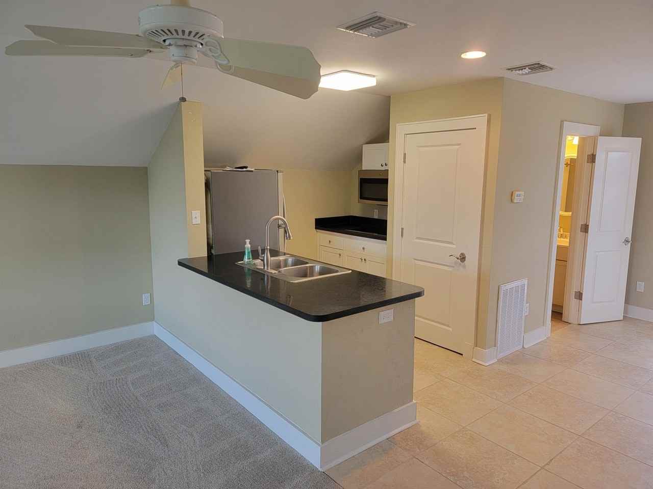 3060 Dickinson Dr - Photo 4 of 9