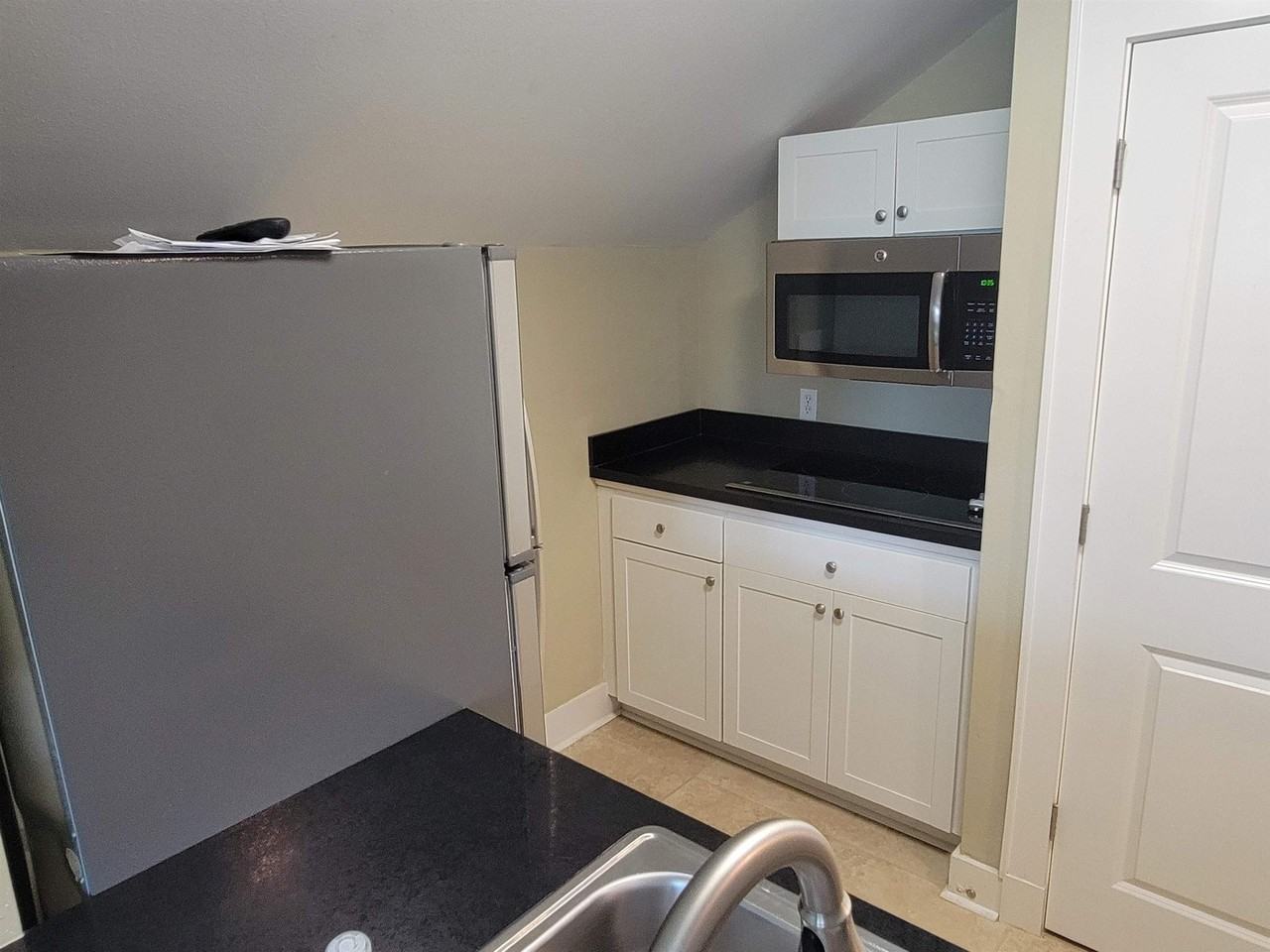 3060 Dickinson Dr - Photo 5 of 9