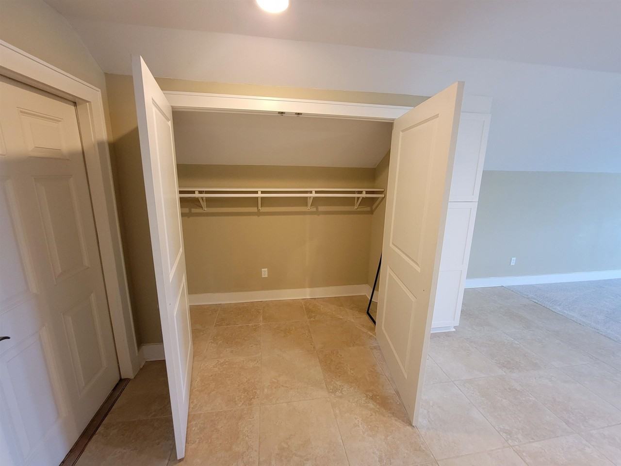 3060 Dickinson Dr - Photo 7 of 9