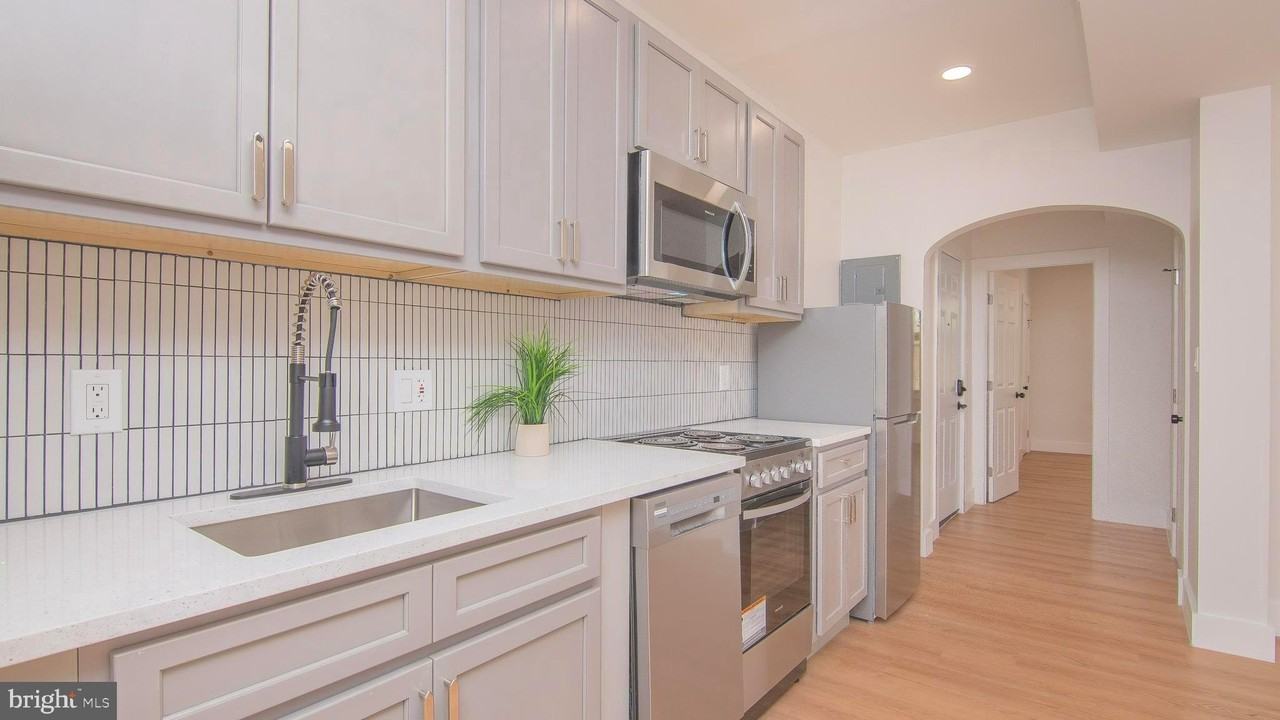 1629 W Virginia Ave Ne Apt 3 - Photo 3 of 9