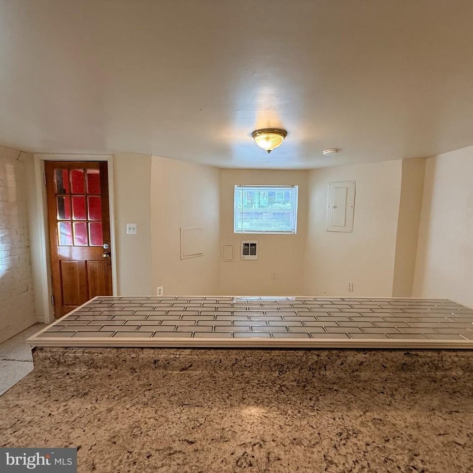 33 Randolph Pl Nw #B - Photo 4 of 24